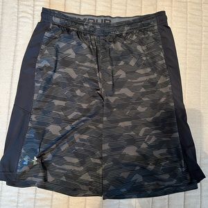 Under Armour men’s athletic shorts. Graphic pattern gray/black. Size L